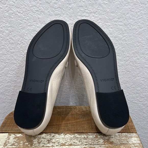 Vionic Newport Cream Leather Loafer Size 7 - Picture 8 of 8